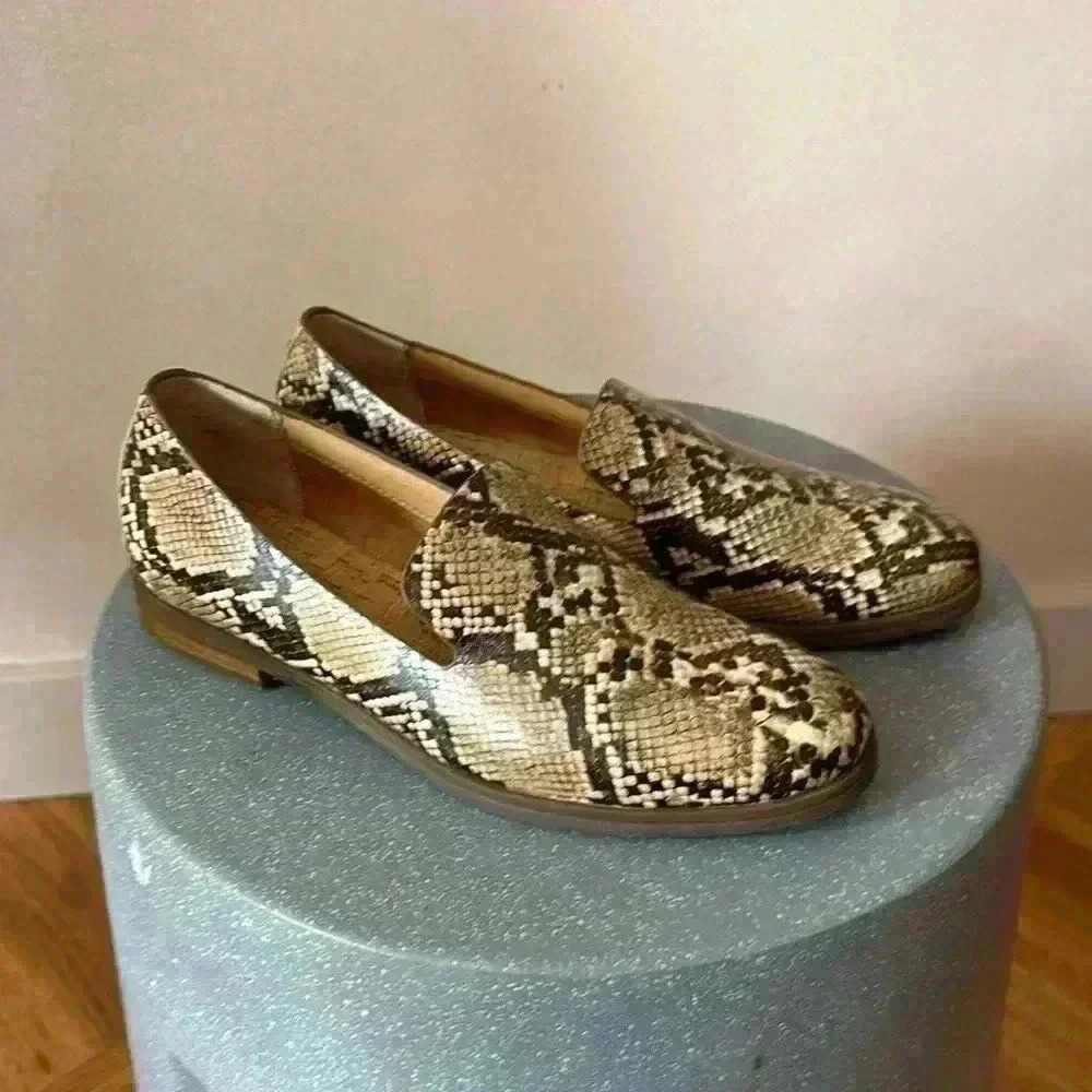 Korks snake print loafer